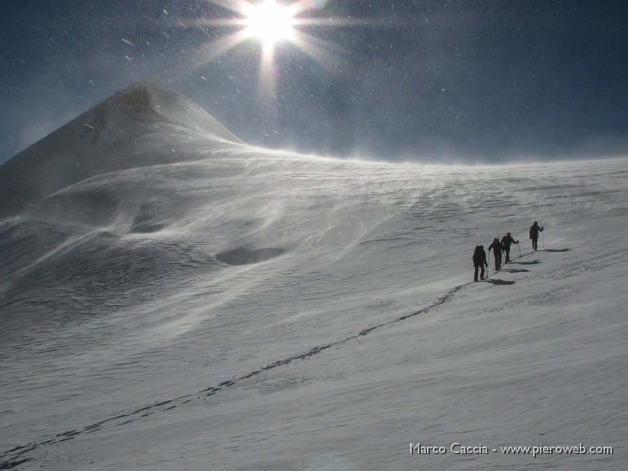 19_In cammino tra Sole  neve e un vento freddo e fortissimo.JPG